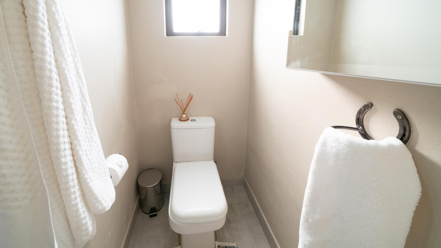 Bathroom 2, Equestre BnB, Umgungundlovu