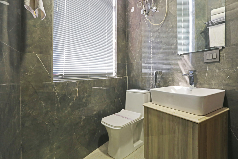 Bathroom 3, Hotel Lotus Arc, Delhi