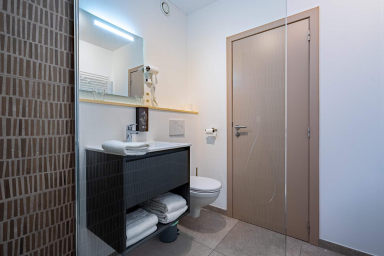 Bathroom 13