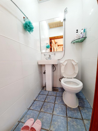 Bathroom 2, Jeonju Hanok Moryeon Dockchae Pension, Jeonju