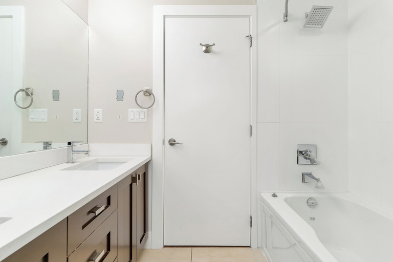 Bathroom 3, Stylish Urban Retreat  2BR Condo, Fraser Valley