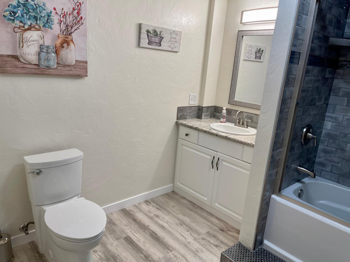 Bathroom 1, 1,000 Springs Riverhouse, Twin Falls