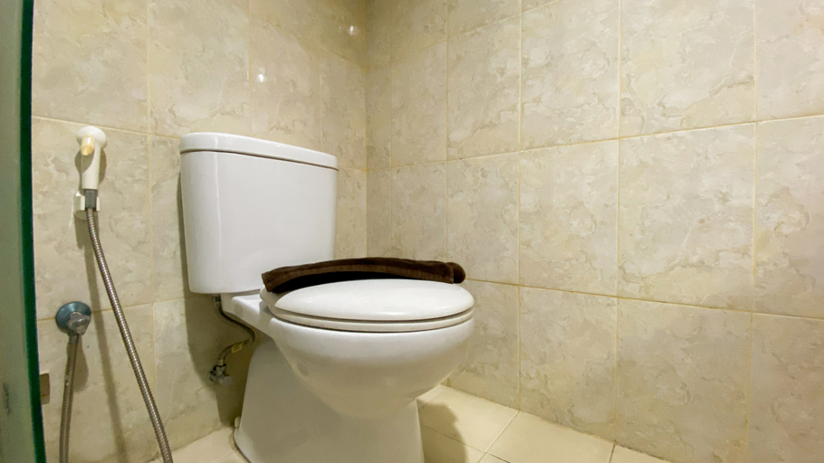 Bathroom 5, Great City View Studio at Tamansari The Hive Apartment By Travelio, Jakarta Timur