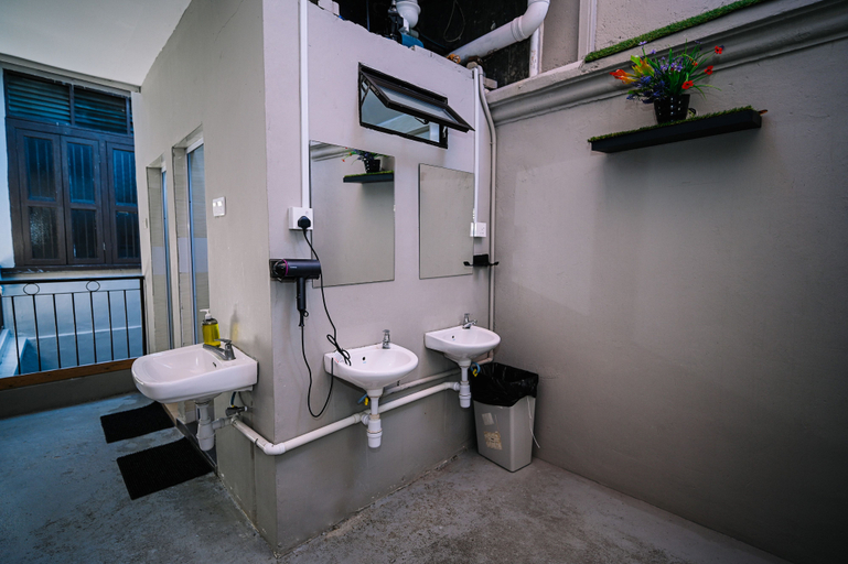 Bathroom 3, Swing & Pillows @ 87 Chulia St, Georgetown Penang, Pulau Penang