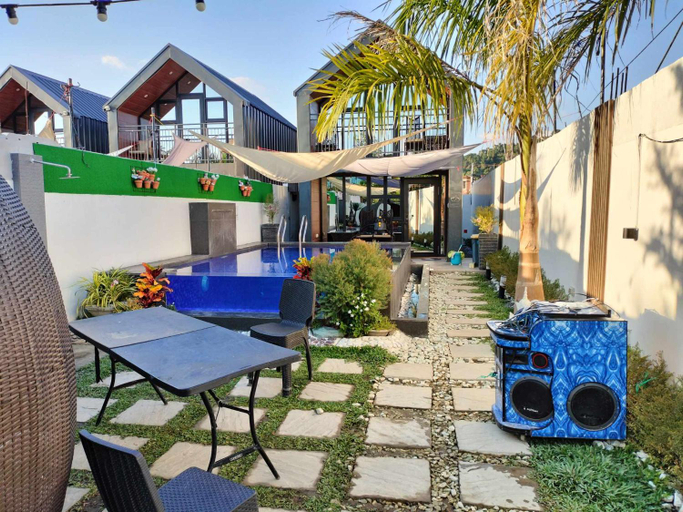 Others 2, Hidden Haven Subic Villa w/ Infinity Pool, Castillejos
