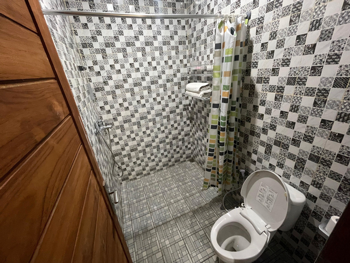 Bathroom 25