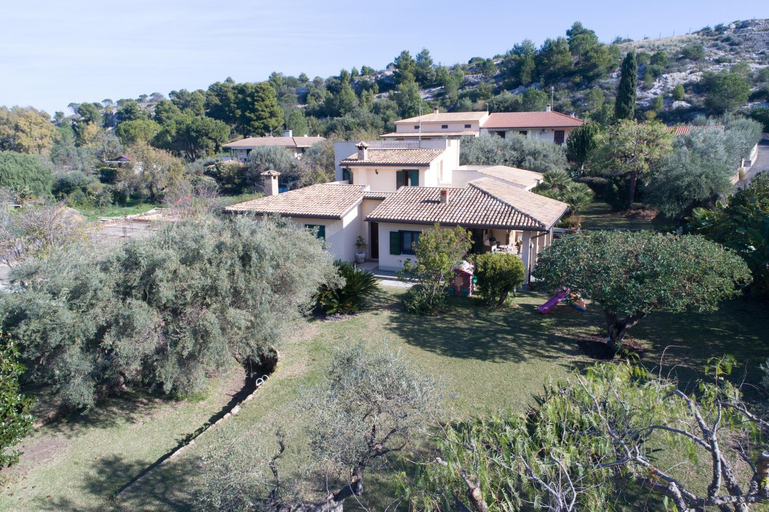 Others 3, Villa Magnolia, Syracuse