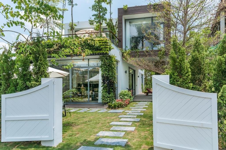Exterior & Views
