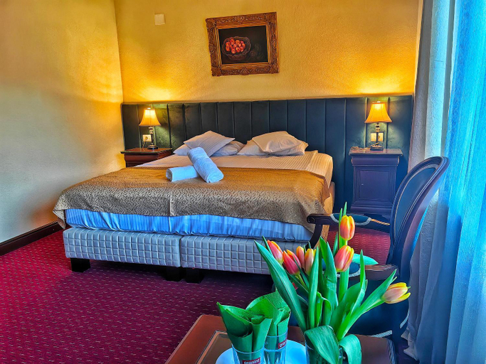 Others 4, Hotel Select, Livadia