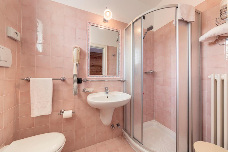 Bathroom 4, Hotel Oasi, Belluno