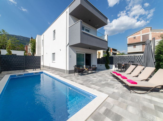 Sport & Beauty 5, Luxury Kastela Villa With Heated Pool and Lounge Area, Kaštela