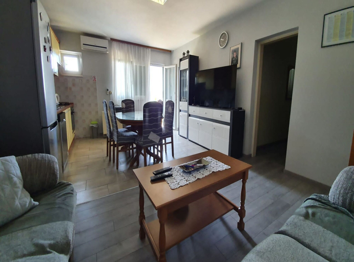 Others 4, Spacious Apartment Steps From the Beach, With Private Terrace and Grill, Kaštela