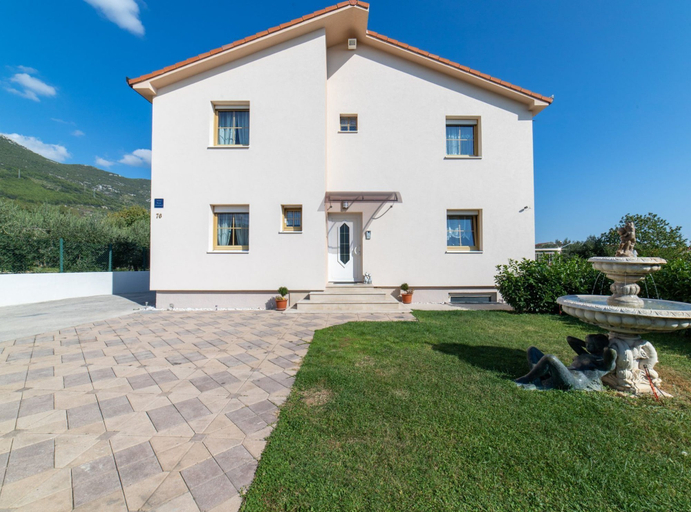 Exterior & Views 2, Spacious Holiday Home With Pool and Hot Tub in Kastel Stari, Kaštela