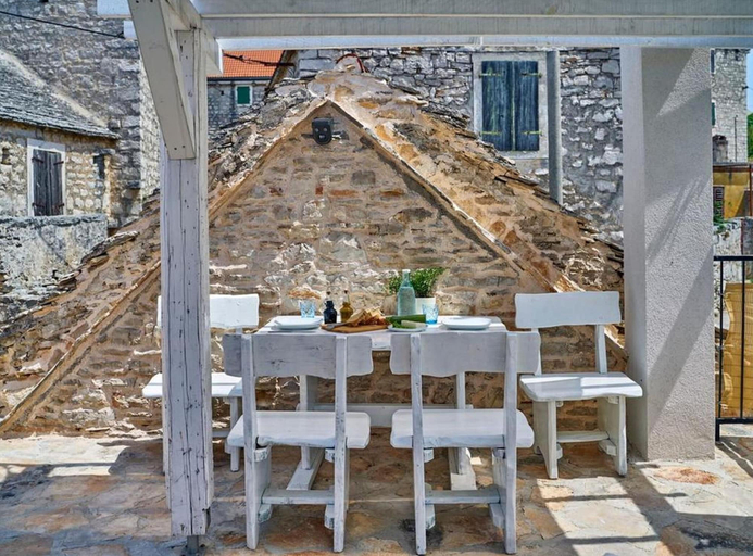 Food & Drinks, Elegant Stone House With Jacuzzi, Terrace, and Private Yard in Solta, Šolta