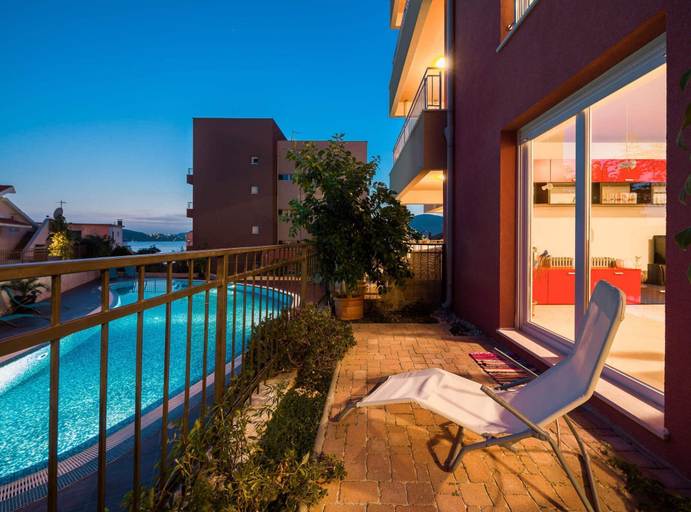 Sport & Beauty 4, Elegant Hideaway Apartment With Pool, Okrug