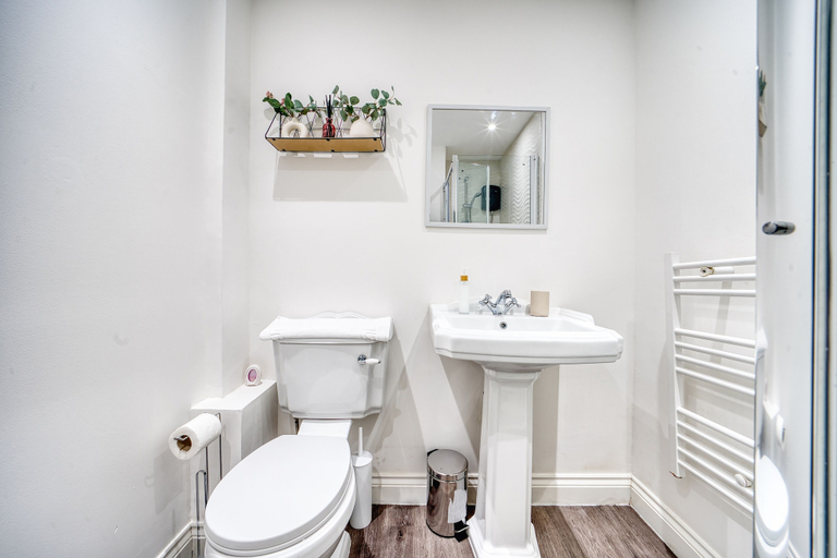 Bathroom 2, Stunning 2 Bed City Centre & Bute Park, Cardiff