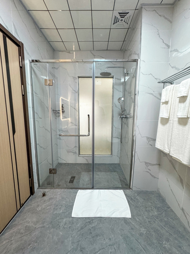 Bathroom 3, Nausori Plaza Hotel