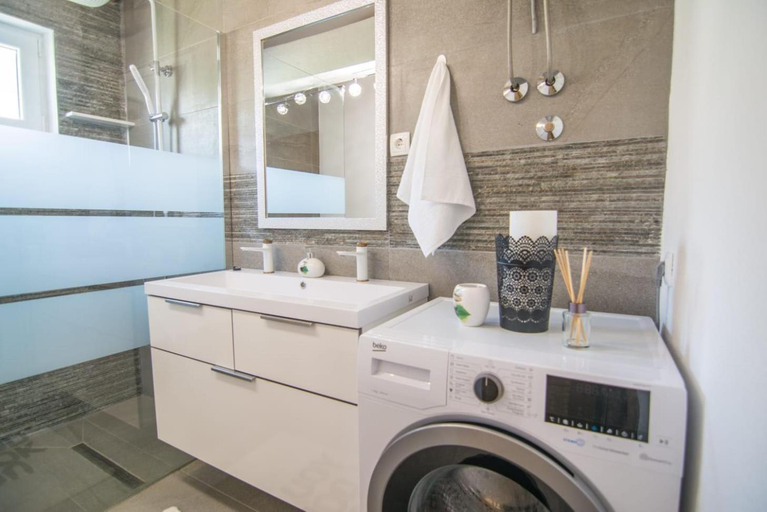 Bathroom 3, Village holiday apartman with heated pool Maslina, Omiš