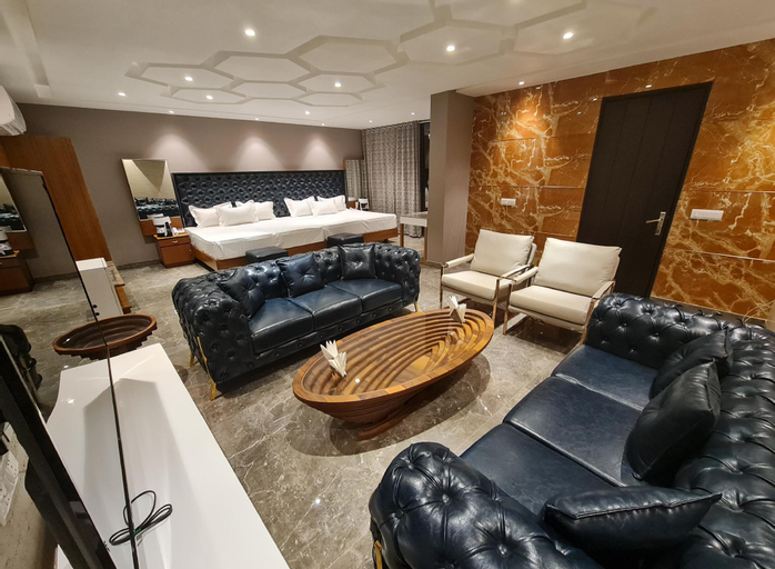 Hotel Royal Castle Grand, West