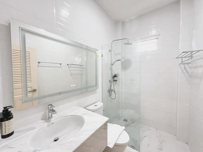 Bathroom, Baan Naya U-tapao, Ban Chang