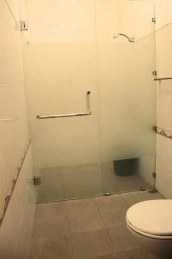 Bathroom 13