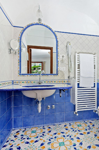 Bathroom 3, Hotel Vittoria, Salerno