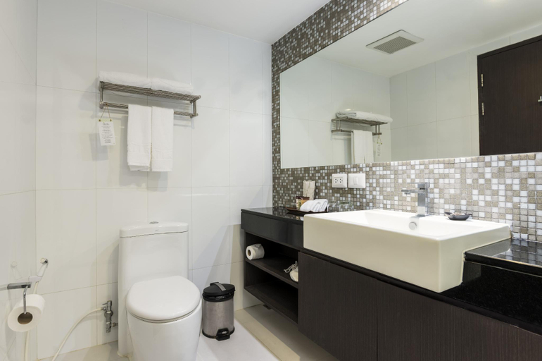 Bathroom 12