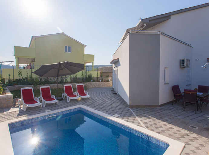 Sport & Beauty 5, Elegant Oasis Vinisce Villa With Pool, Marina