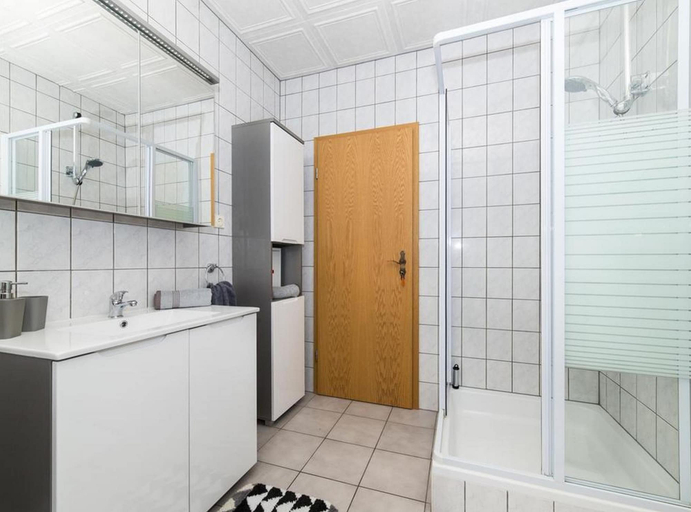 Others 5, Spacious Holiday Home With Pool and Hot Tub in Kastel Stari, Kaštela