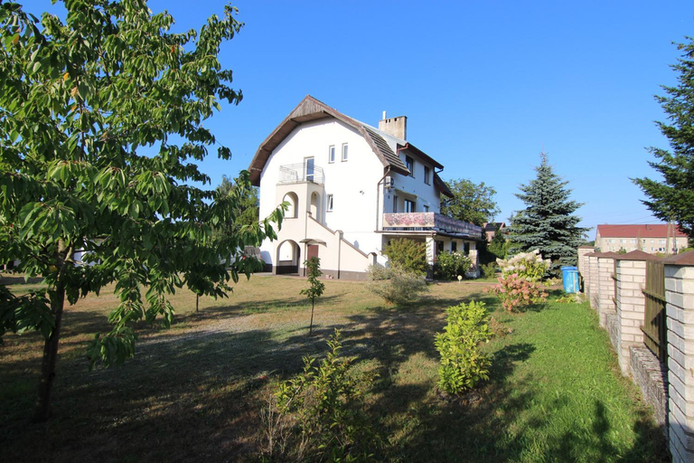 Others 4, Villa Lounika, Kamień