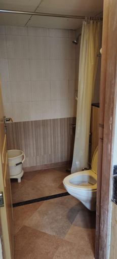 Bathroom 4, The Deccan Royaale, Shivaji Nagar, Pune