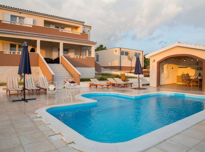 Sport & Beauty 3, Peaceful Escape With Mountain Views, Heated Pool and Modern Amenities in Radošić, Lećevica