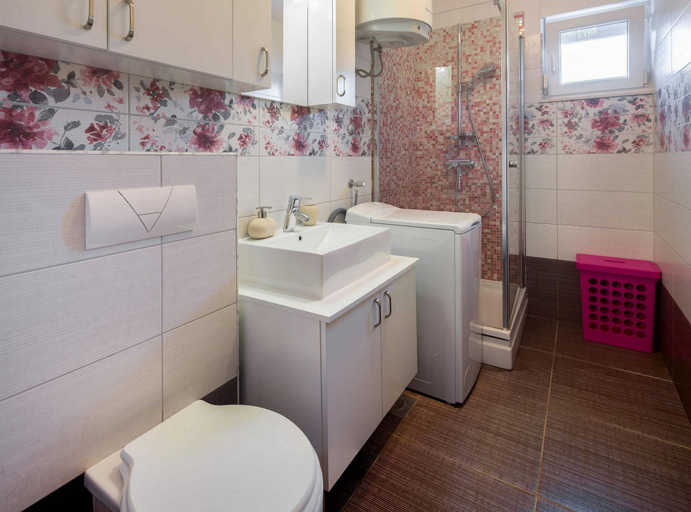 Bathroom, Elegant Hideaway Apartment With Pool, Okrug