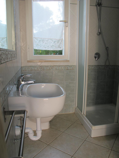 Bathroom 3, casaisoladelba immersa nel verde a 80mt dalla spiaggia, Livorno