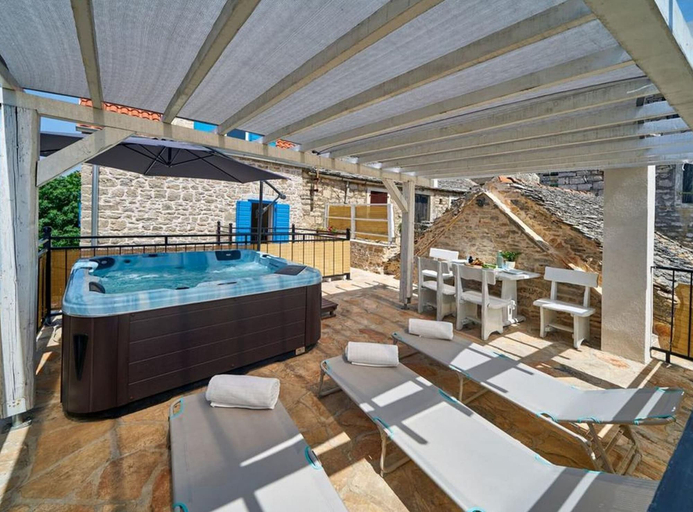 Sport & Beauty 5, Elegant Stone House With Jacuzzi, Terrace, and Private Yard in Solta, Šolta