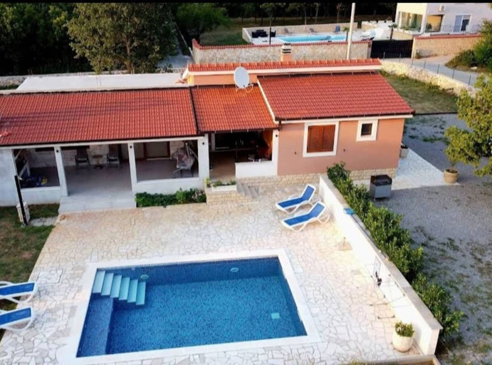 Sport & Beauty 5, Tranquil Holiday Home With Pool, Garden, and Playground in a Peaceful Countryside Setting, Sinj