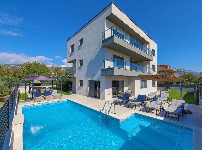 Sport & Beauty 5, Modern Kastel Villa With Private Pool, Gym, and Large Outdoor Space, Kaštela