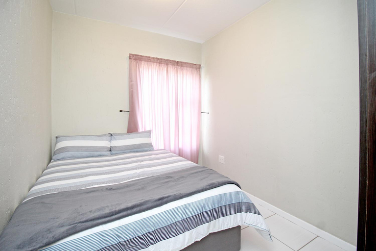 Others 4, GREENWICH 2 bedroom 2 bath serv apart with 24hrs electricity, City of Johannesburg