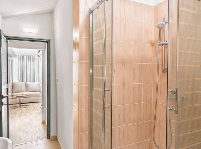 Bathroom 2, Hidden Gem Holiday Home With Pool in Kastel Stafilic, Kaštela