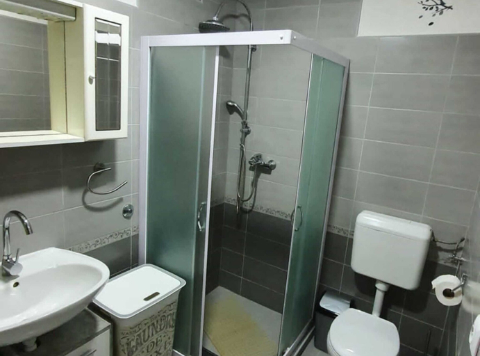 Bathroom, Spacious Apartment Steps From the Beach, With Private Terrace and Grill, Kaštela