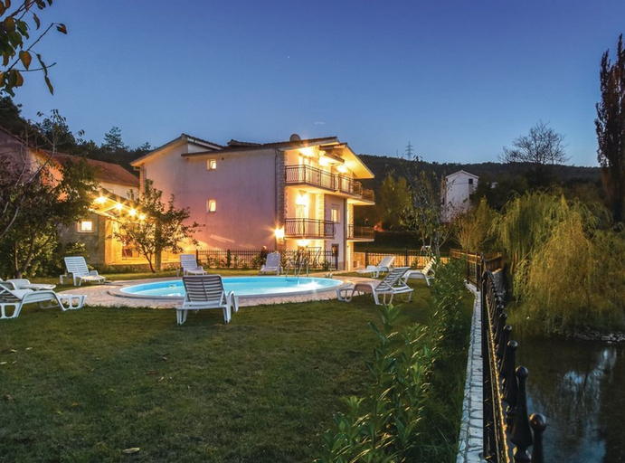 Sport & Beauty 4, Serene Villa With Pool, Bbq, and Authentic Tavern Surrounded by Nature, Trilj