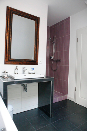 Bathroom 4, ZI Antonia mit Kirchplatzblick, Borken