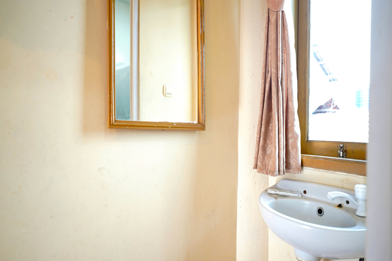Bathroom 25