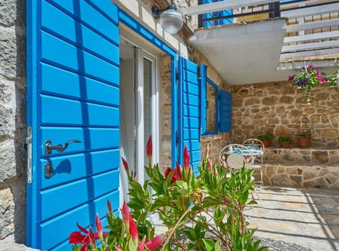 Exterior & Views 2, Elegant Stone House With Jacuzzi, Terrace, and Private Yard in Solta, Šolta