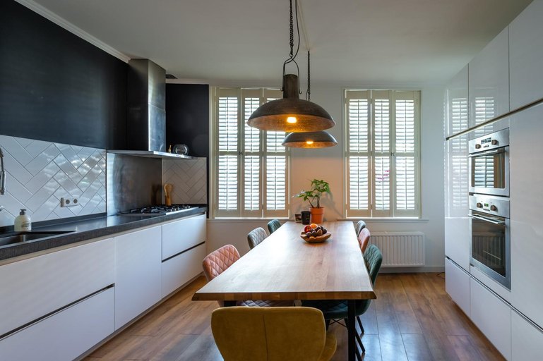 Others 5, Unieke stadswoning met jacuzzi en sauna max 8 pers, Goes