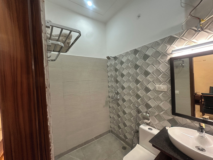 Bathroom 4, Hotel CG International, Delhi
