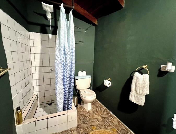 Bathroom, Iwa Żaru panoramic sea view property, Aguirre