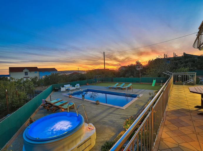 Sport & Beauty 4, Spacious Holiday Home With Pool and Hot Tub in Kastel Stari, Kaštela