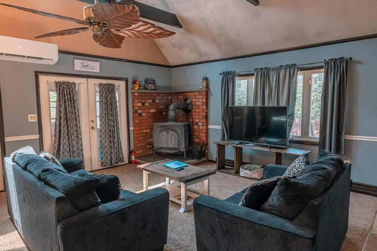 Cheerful Chalet - Fireplace, BBQ, Firepit& Hottub, Monroe