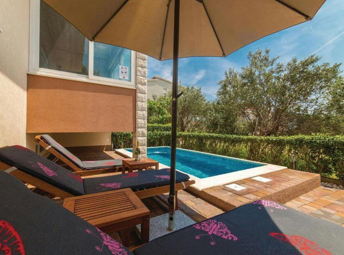 Sport & Beauty 4, Charming Villa With Outdoor Pool, Bbq, and Sun Deck in Tranquil Kaštela Area, Kaštela